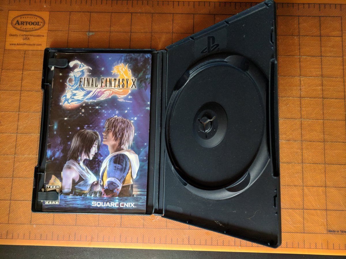 rhia29's tweet image. A gamer's life: my brother, who I love dearly, mailed me games to borrow from his stellar PS2 collection. Final Fantasy X arrived without the disc. #PackagingFail #GamerProblems