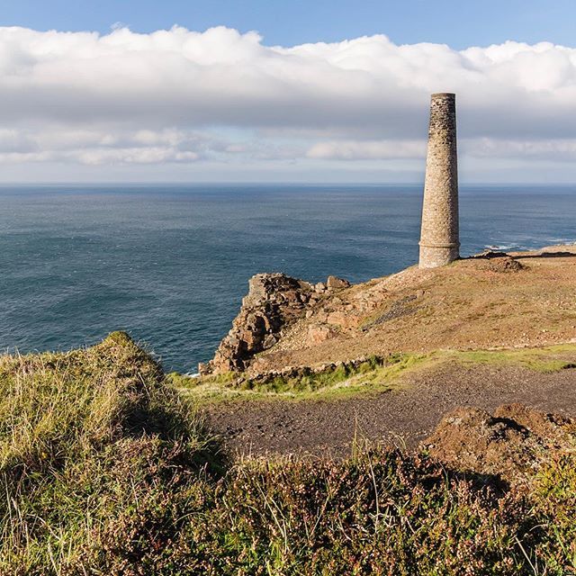 #industrialremnants on the #cornishcoast #bottalackmine #coastscape #urbexplaces #southwestcoastpath #mauricehertogfotografie #cornwall #cornwalllandscapes #cornishseascapes