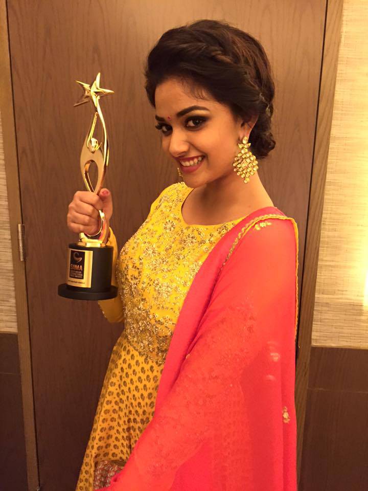 GmFarook_2's tweet photo. #KeerthiSuresh At SIIMA Awards 2016, 
HD Snaps 😋

@KeerthyOfficial #MakkalSelvi https://t.co/SHRgSN4Oyd