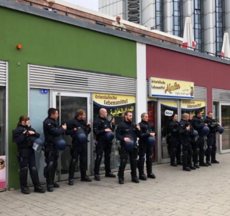 zMarkKentZ's tweet photo. @AfD Dieses Bild! Dieser Zustand! Ist eine Schande! #Steinmeier #wirsindmehr #chemnitz https://t.co/9PPRsdds5P