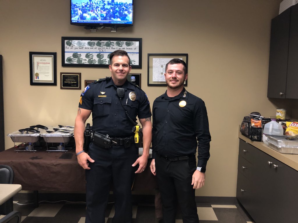 tylerrmorrison's tweet photo. Myself and a couple of @olivegarden team members prepared and delivered a Labor Day lunch for our local police department as our way to thank them for their service to our community! Their dedication to our community is much appreciated! @Oxfordpd #OGLaborDay #MyOliveGardenFam https://t.co/wisGzsHYL1