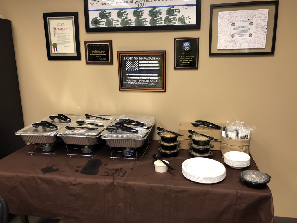 tylerrmorrison's tweet photo. Myself and a couple of @olivegarden team members prepared and delivered a Labor Day lunch for our local police department as our way to thank them for their service to our community! Their dedication to our community is much appreciated! @Oxfordpd #OGLaborDay #MyOliveGardenFam https://t.co/wisGzsHYL1