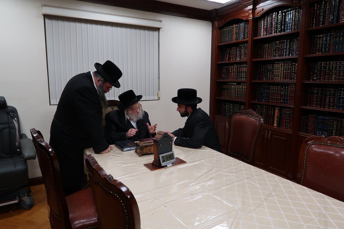 BPReports's tweet photo. NYS Assembly Candidate @SEichenstein receiving Birchas Kodesh from Rachmistrivka Rebbe for his upcoming election. #SimchaForAssembly @SEichensteinNYS https://t.co/Z9RHFxaRKp