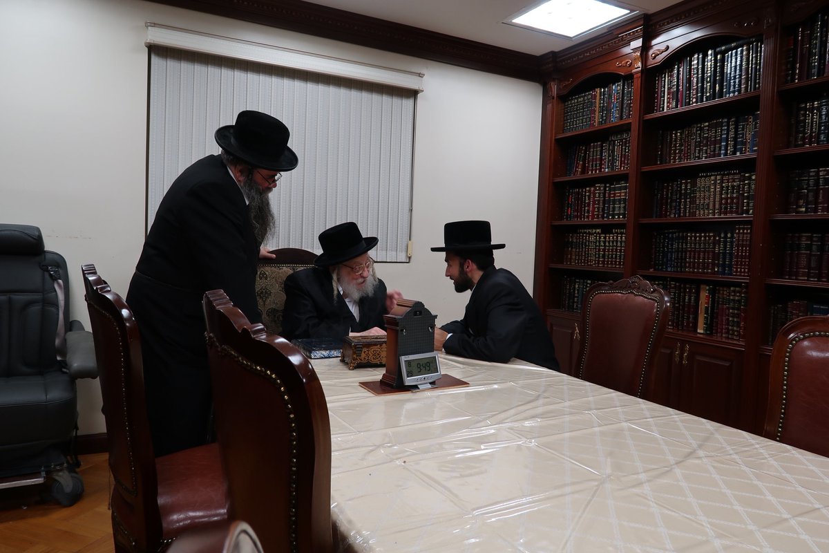 BPReports's tweet photo. NYS Assembly Candidate @SEichenstein receiving Birchas Kodesh from Rachmistrivka Rebbe for his upcoming election. #SimchaForAssembly @SEichensteinNYS https://t.co/Z9RHFxaRKp