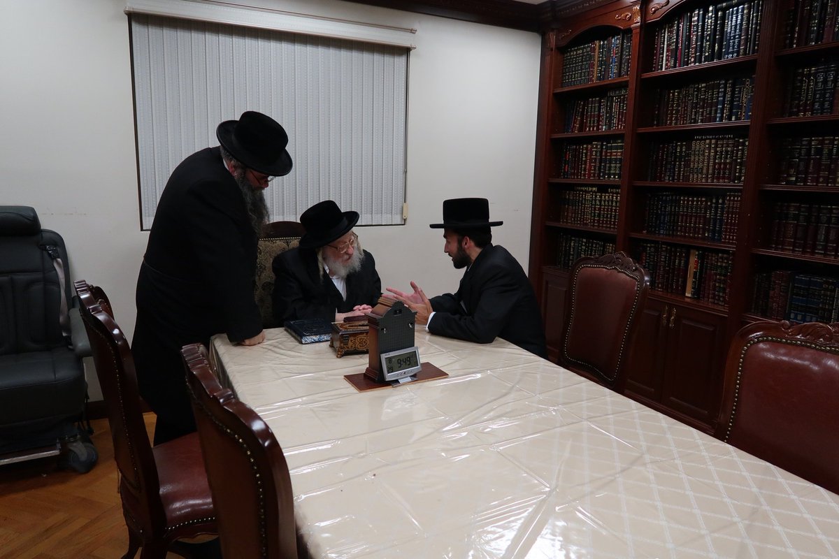 BPReports's tweet photo. NYS Assembly Candidate @SEichenstein receiving Birchas Kodesh from Rachmistrivka Rebbe for his upcoming election. #SimchaForAssembly @SEichensteinNYS https://t.co/Z9RHFxaRKp
