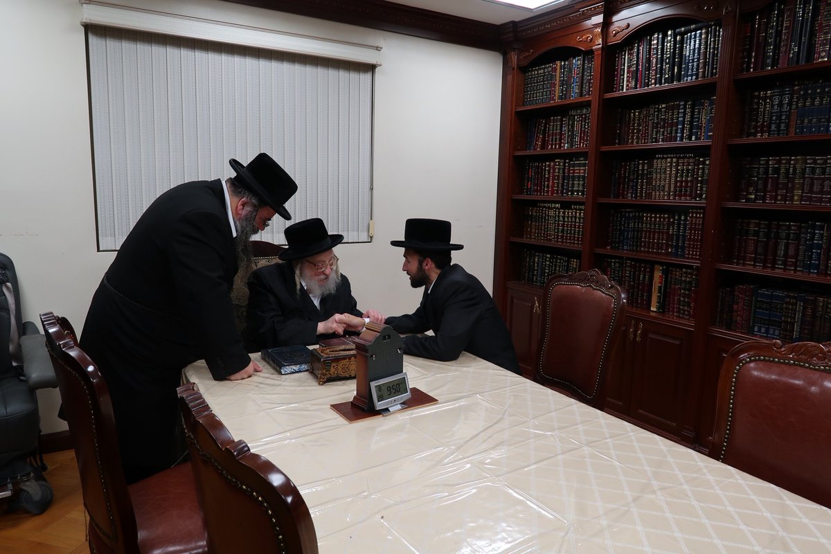 BPReports's tweet photo. NYS Assembly Candidate @SEichenstein receiving Birchas Kodesh from Rachmistrivka Rebbe for his upcoming election. #SimchaForAssembly @SEichensteinNYS https://t.co/Z9RHFxaRKp