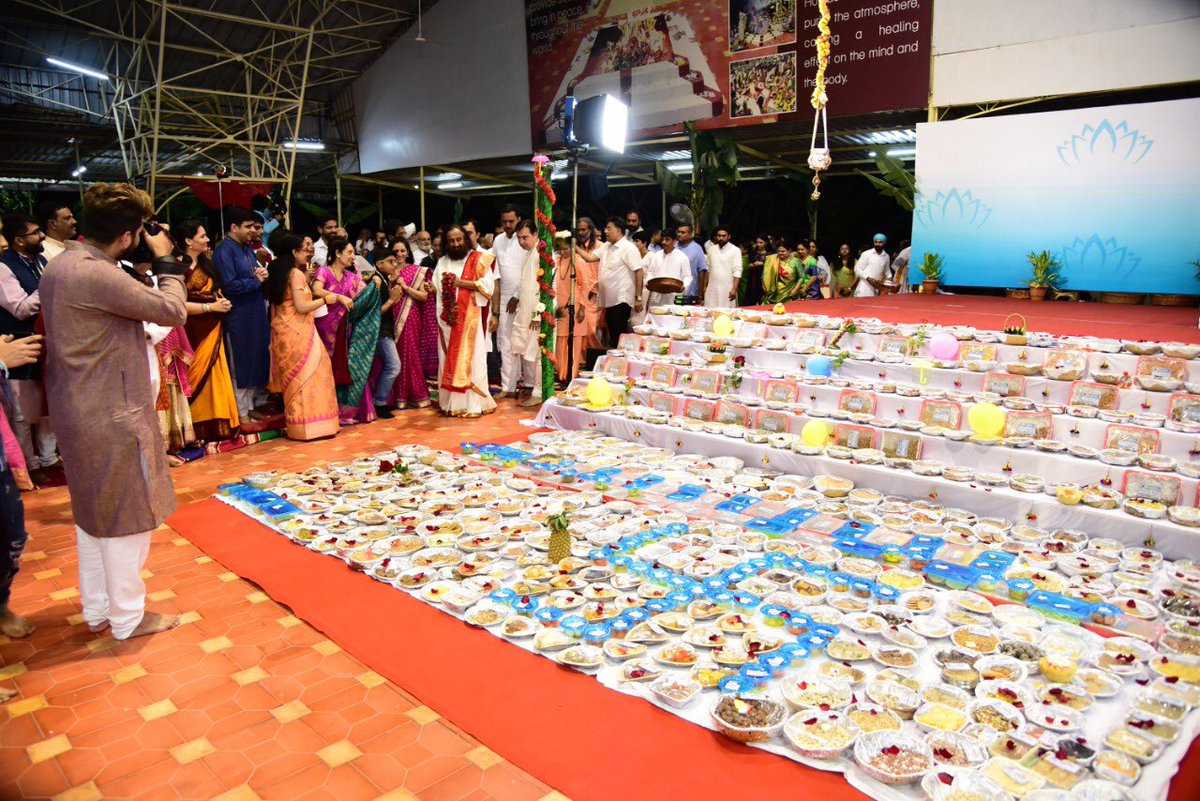Gurudev's tweet photo. 1,751 varieties of vegetarian food items were prepared at the @BangaloreAshram for Annakoot as part of #Janmashtami celebrations. https://t.co/oh4RuK8XP0