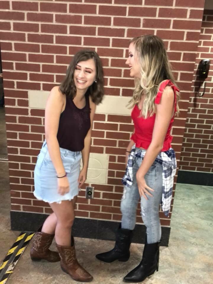 mollie_parsons's tweet photo. #RWB2018 with my fav gal pals @Karleee005 @HannahJervis 🤩 https://t.co/Q0KIiWPy8N