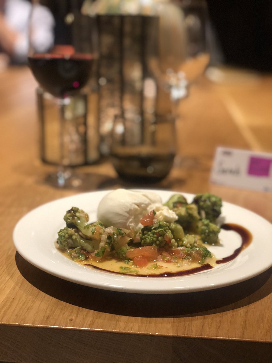hotcontentau's tweet photo. Brilliant night with @ValKristensen at @TableCrowd chatting #Fintech and @oaknorth and @acornmachine https://t.co/ALNlooHHWP