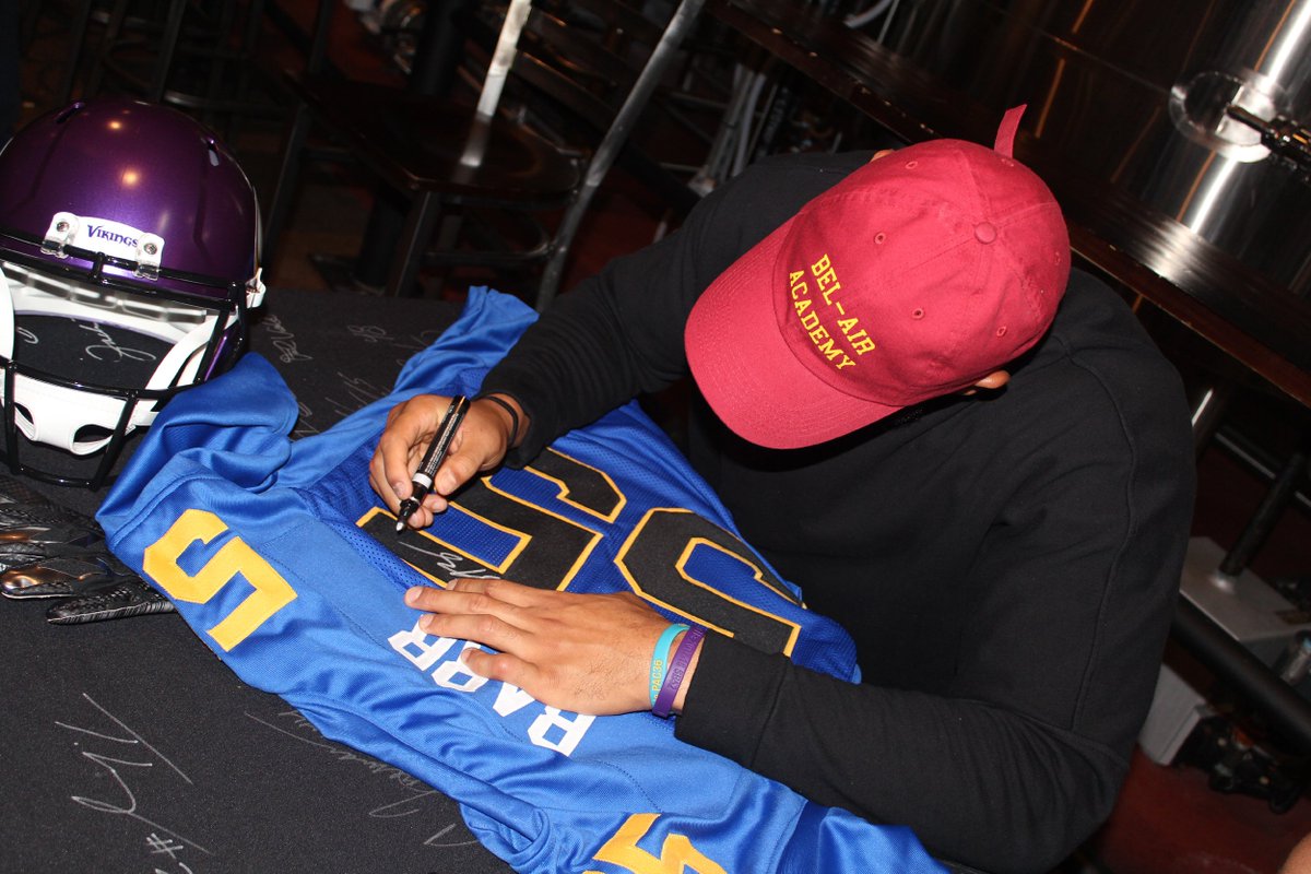 cravetheauto's tweet photo. Did you know we list every single public autograph signing in America, free? Free for fans/free for hosts to list their event. Click link or get our free crave the auto app... Keep checking, we add new ones daily! 

You never know who you will meet NEXT! https://t.co/bO4KW0XupJ https://t.co/upAVG1NlLo