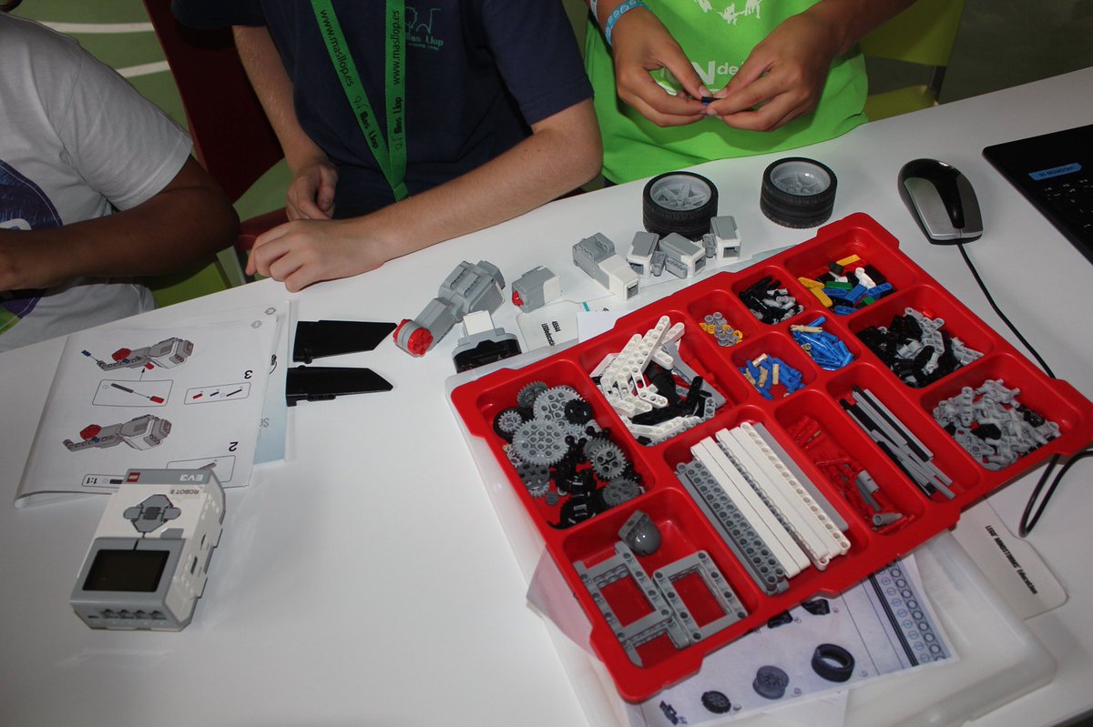MasLlop's tweet photo. 🤖Començant a muntar el nostre robot de LEGO Mindstorms 👾#robòticaicreativitat #legomindstorms https://t.co/vy8oGhHTGh