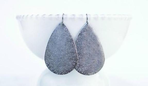 LuscaTreasures's tweet photo. New #style for the #season 💁 Large Metallic Drop #Earrings  
https://t.co/ojsR9zv24Y https://t.co/moStRWi4ZO