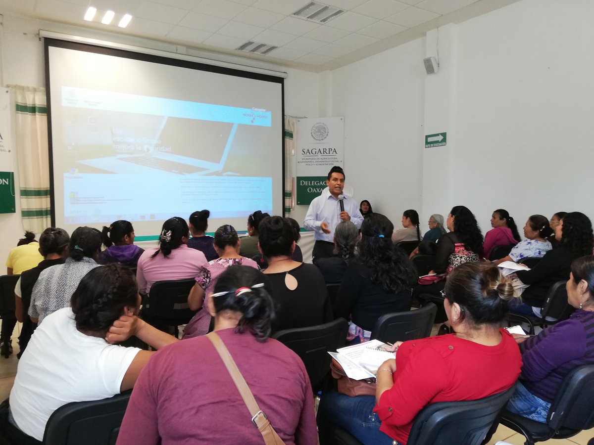 RigobertoGomez_'s tweet photo. En rep de @AdolfoToledo_ delegado de @SAGARPA_Oax  inauguré el taller de  "identidad y fortalecimiento empresarial" dirigido a mujeres beneficiadas del programa #ElCampoEnNuestrasManos @SAGARPA_mx @BaltazarxTam @MujeresCampo @regalindof @GriselEstrada_ @MujeresCampoOax https://t.co/pI5lsbWZNy
