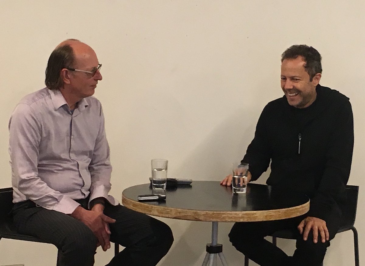 JosineBackus's tweet photo. Meet & greet with @VikMuniz that made a (community) art work w/ 60,000 dahlias @vangoghzundert (“I like crazy ideas”, “new materials challenge you to work differently”, “making something together is so good for community building”). W/ @DutchCulture #EmbassyofBrazil in NL https://t.co/tDWD8mTBLS
