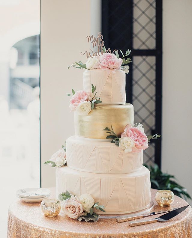 carriescakesut's tweet image. Honestly, this cake had it all- gorgeous texture, a pop of gold, and fresh blooms. ✨💕💖
Photo: @chelsea_fabrizio
.
.
.
#realcake #cakeartist #cakeideas #carriescakes #utahcakeartist #cakeinspo #weddingcake #utahweddings #goldcake #dreamwedding ift.tt/2C9Uxmy