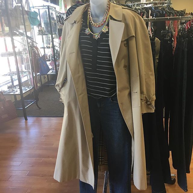 Burberry trench coat size 16 petite $100. 
#calltopurchase ift.tt/2wFe8VS