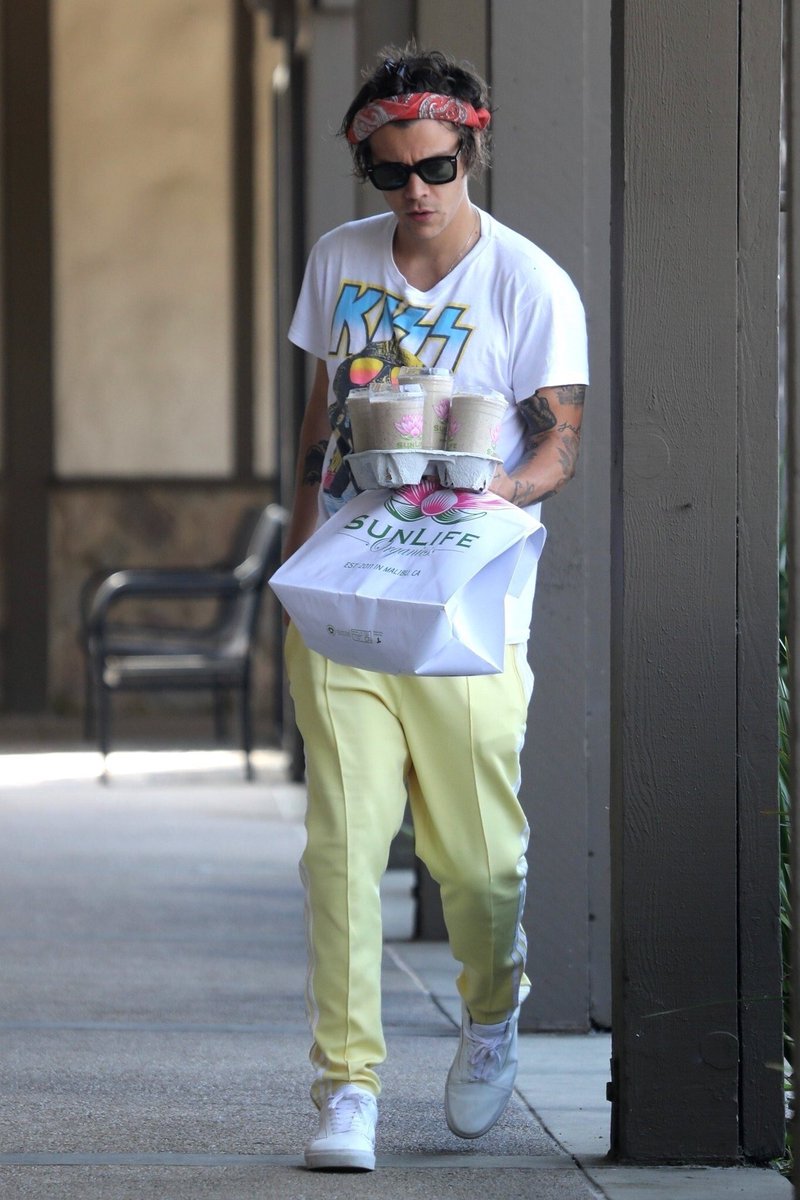 What is better on this picture : T-shirt, pants, bandana or coffee?🤔👕👖☕ #TreatPeopleWithKindness 
#HarriesARMY