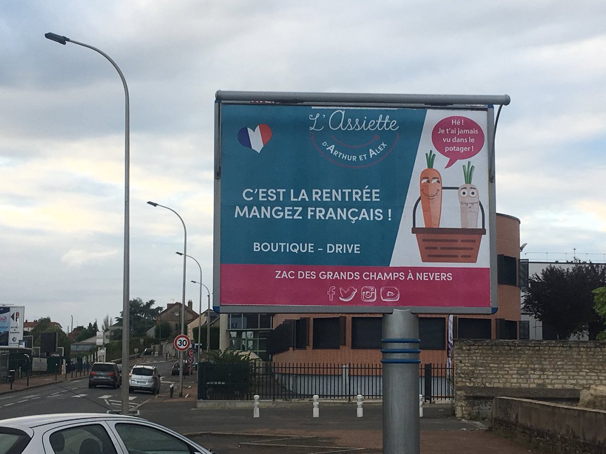 Assiette_AA's tweet photo. @Assiette_AA s affiche en géant dans @villedenevers pour la #RentreeDesClasses mangez français 🇫🇷 ! Qui mange bien travaille bien !  #directproducteur 
#startups #foodTech #agtech #viande #fromage #légumes 🧀🍑🍗🍻🍆🍖🥦🍅🎉🐓 https://t.co/pdVBv55y5t
