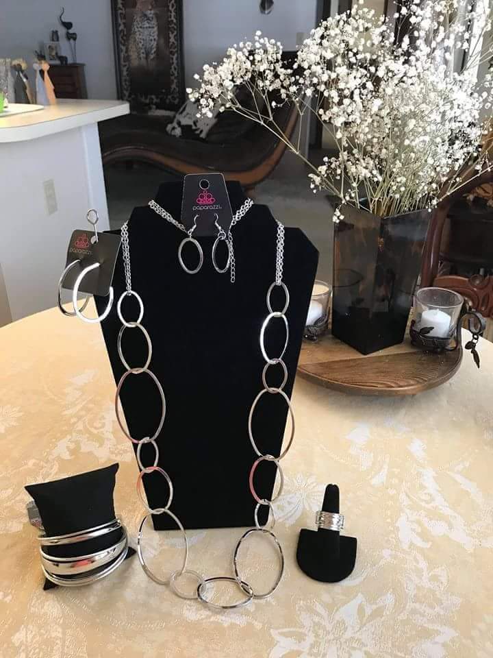 BlingJeanette's tweet photo. You still have time to get your PREORDERS in...These Fashion Fix sets will be ordered on Sept 5, 2018. Order now and PAY LATER!! Sers are $20.00 or order separately $5.00 for each piece. Don't be the one wishing you had ordered these beauties!!
💎 #Fashion4Less 💎 https://t.co/rYpaFQtO5L