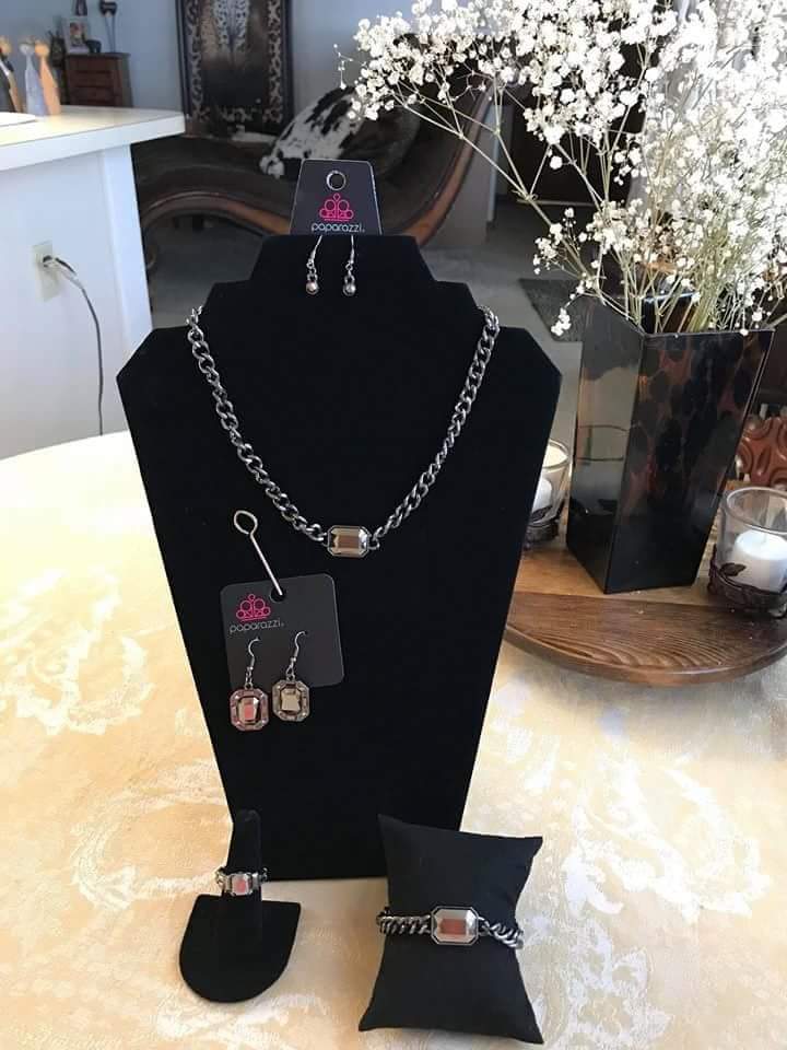 BlingJeanette's tweet photo. You still have time to get your PREORDERS in...These Fashion Fix sets will be ordered on Sept 5, 2018. Order now and PAY LATER!! Sers are $20.00 or order separately $5.00 for each piece. Don't be the one wishing you had ordered these beauties!!
💎 #Fashion4Less 💎 https://t.co/rYpaFQtO5L