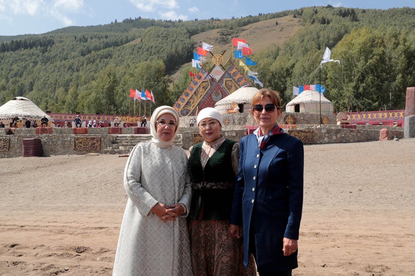 Emine Erdoğan, Kırgızistan’ın Kırçın Yaylası’nda kurulan Etno Şehir’i ziyaret etti tccb.gov.tr/haberler/410/9…