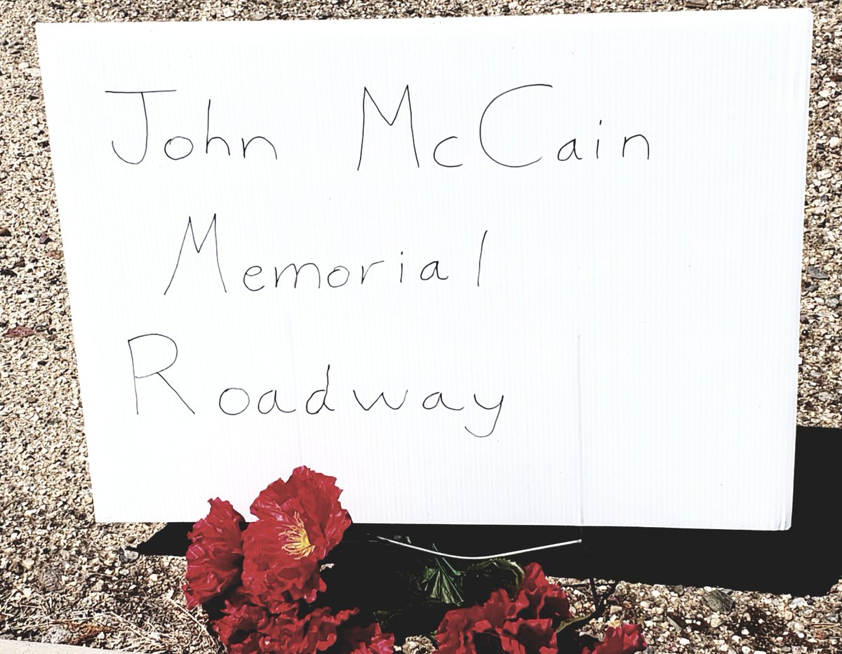 believeforward's tweet photo. On a little side street in northwest Tucson, still mourning yet finding ways to honor our Senator. ❤ https://t.co/xZrXmJJsaP