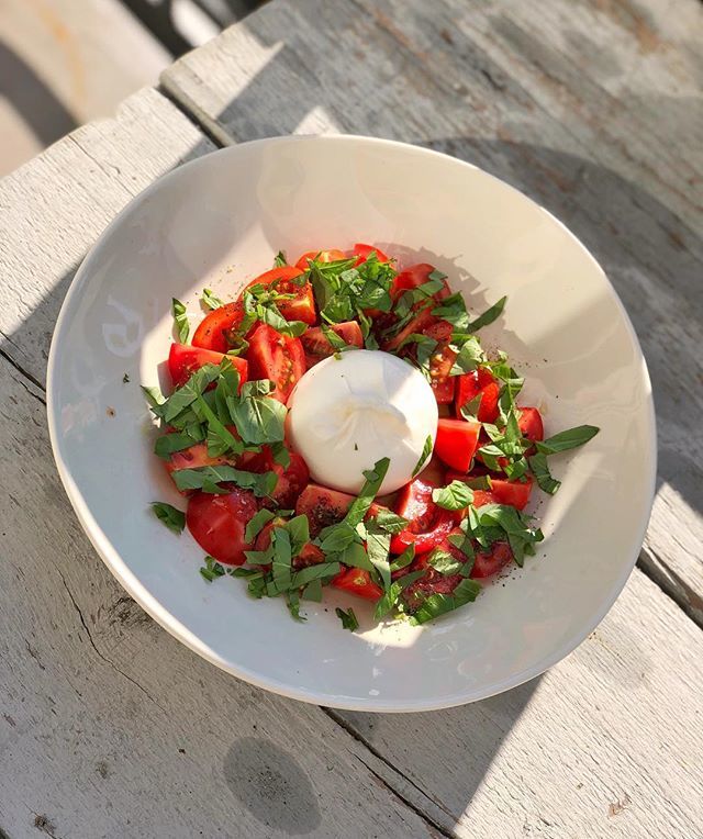 kuechenjunge's tweet photo. Burrata-Tomaten-Sommerliebe! 
Die Tomaten stehen in vollem Aroma und da braucht es nicht mehr viel zu einem wunderbaren Abendessen. Noch einen frischen Burrata, Basilikum &amp; gutes Olivenöl. 🍅🥚❤️🤤
~~~
#mondaymotivation #dinner #tomaten #burrata #cheese #cheeseporn #cheesel… https://t.co/UHV6OKx3Mu