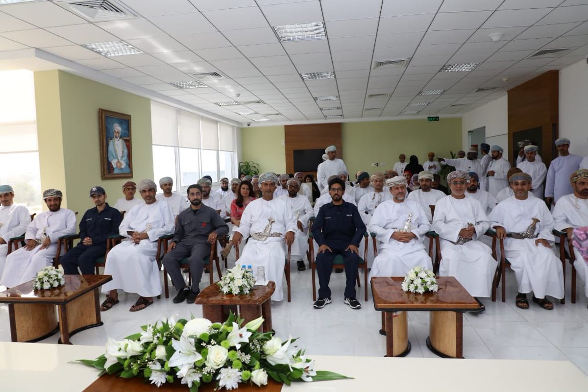 dr_mohd_ibrahim's tweet photo. المهندس عدنان بن احمد الشعيلي يقدم عرضا تقديميا لتقنيات شركة تيار للأنظمة المختصة في تصنيع بعض أنظمة الطائرات بدون طيار أثناء حفل توقيع مذكرة تفاهم بين ديوان البلاط السلطاني والصندوق العماني للتكنولوجيا لخدمة #مشروع_المليون_نخلة باستخدام تقنيات الطائرات المسيرة . https://t.co/9kTLRoGTiX