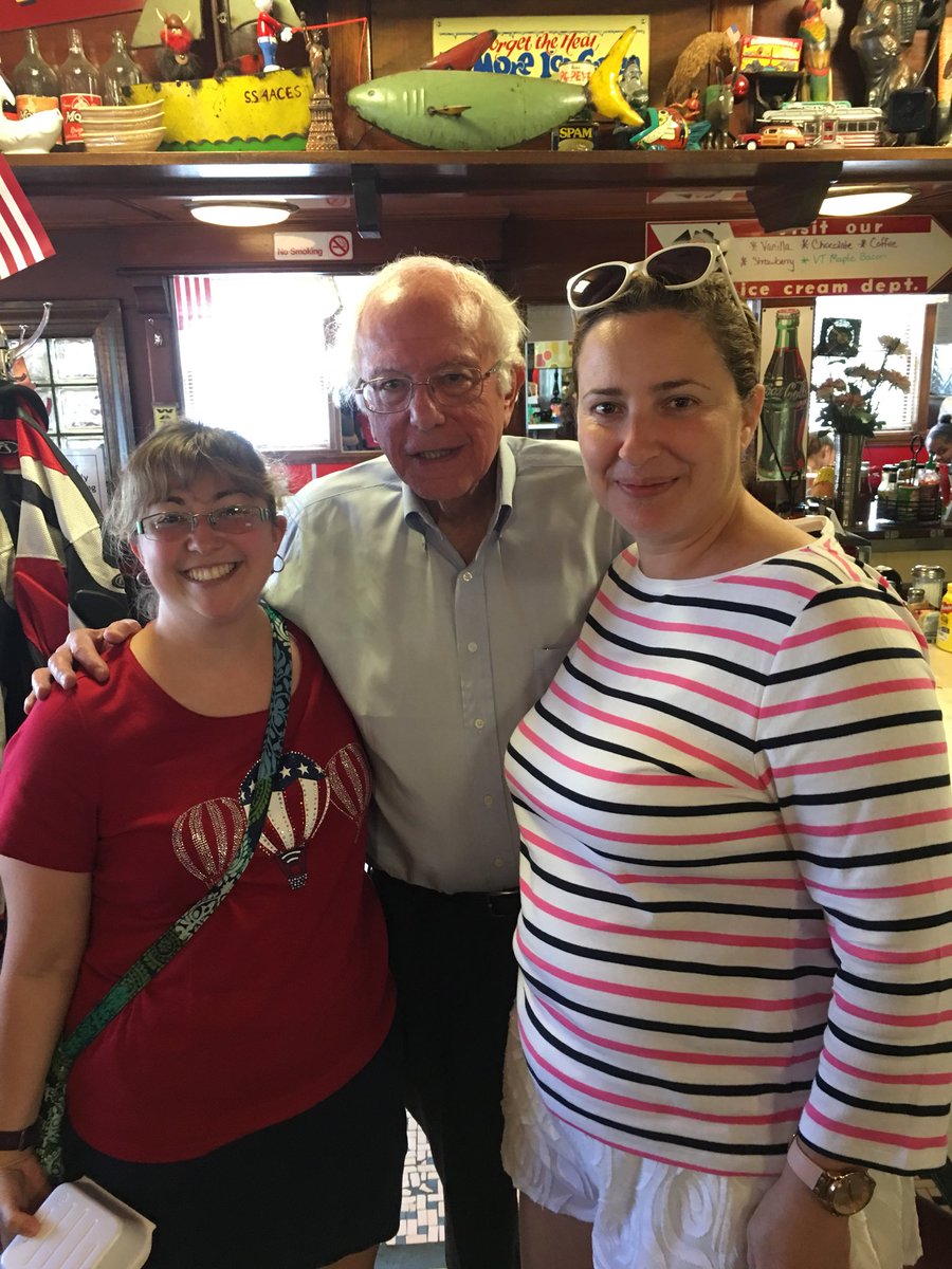 SanchezLab_D's tweet image. While taking a break from their labors today graduate student @SJB1120 and Post-doc @AZlatanou had the opportunity to meet @SenSanders! Such a serendipitous meeting! Thank you for all you are doing for America Sen. Sanders!! #LaborDay #Scientistsinthewild