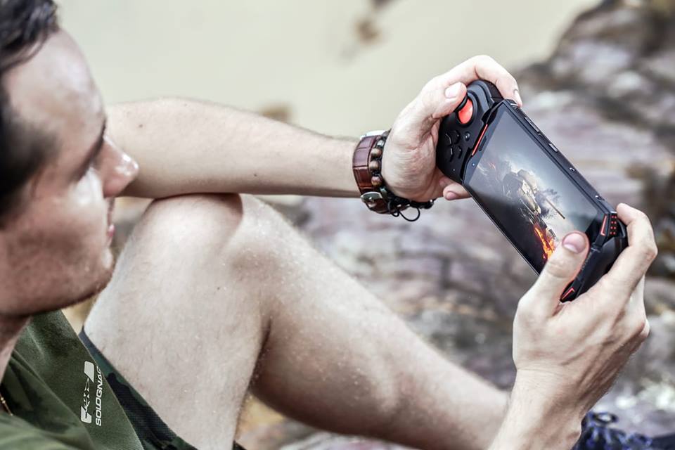 El #DOOGEE S70 es el primer #smartphone con protección nivel militar y especialmente diseñado para poder jugar con él como si de una consola se tratase.
Cualquier sitio es bueno para disfrutar jugando.