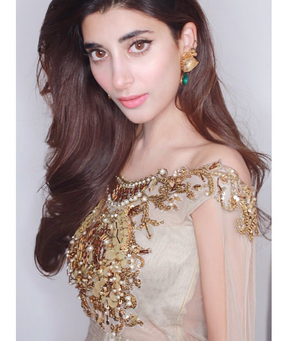 ShowbizAndNewz's tweet photo. Be Gold ! ✨

p.s. Last appreciation photo is from the trial because you’re awesome @tmughalofficial and my amazing amazing people from @Nabila_Salon 

#HumStyleAwards2018 #HumAwards #Karachi #HumTV #Pakistan #Showbiz #Fashion #KashmirHumAwards  #HSA18 @VJURWA https://t.co/p0vxiWQAqq