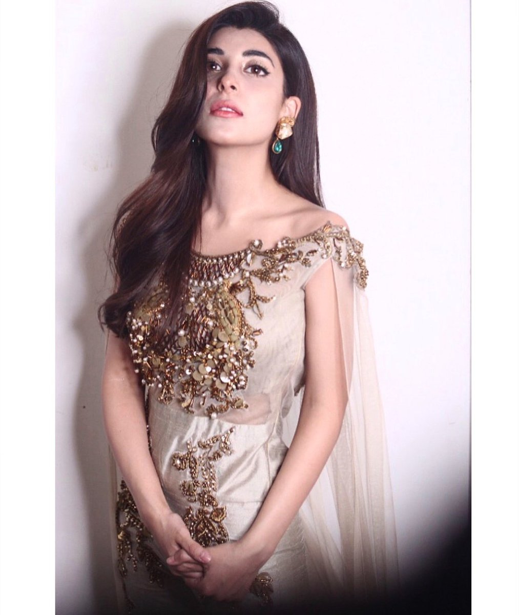 ShowbizAndNewz's tweet photo. Be Gold ! ✨

p.s. Last appreciation photo is from the trial because you’re awesome @tmughalofficial and my amazing amazing people from @Nabila_Salon 

#HumStyleAwards2018 #HumAwards #Karachi #HumTV #Pakistan #Showbiz #Fashion #KashmirHumAwards  #HSA18 @VJURWA https://t.co/p0vxiWQAqq