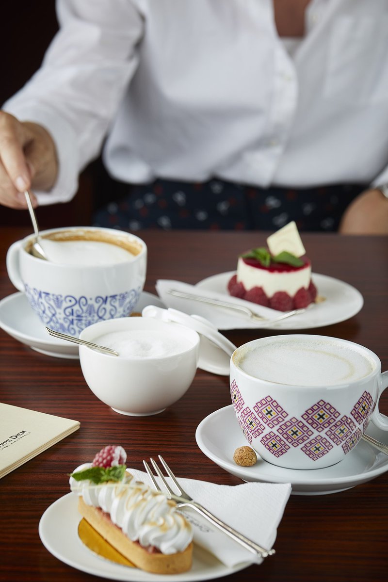 Eigentlich schön, wenn's mal wieder regenet :-).  Perfekt für einen entspannten Café-Besuch und etwas feines Süßes. Ach  übrigens: alle Köstlichkeiten aus der Vitrine gibt's auch zum Mitnehmen  ...