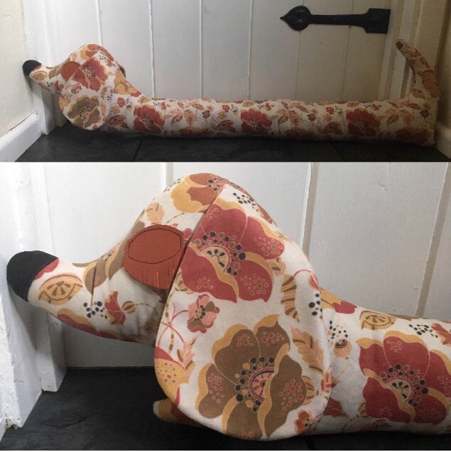The final doggy door draught excluder to be added to my Etsy shop is the new #StanandGwyn floral print. #creativebizhour 🧡 #floralprint #retrofloral #vintagefloral #60sfloral #70sfloral #retrohomedecor #retro #sausagedog #doglover #homegift