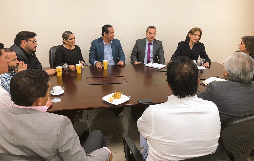Esta mañana en la <a href="/Vice_Ec/">Vicepresidencia</a>  mantuvimos una Importante reunión de coordinación con la nueva Gobernadora del #Guayas Juanita Vallejo, junto a <a href="/PaulGranda/">Paúl Granda 🇪🇨</a> <a href="/GustavoBarojaN/">Gustavo Baroja</a> <a href="/panchocevallosv/">José F. Cevallos</a> Asambleístas y Dirigentes de @apguayas