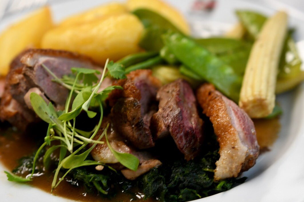 kickboxerlad's tweet image. Our #food has arrived. #Pullman dining #Plymouth to #London @GWRHelp - Roast Devon Duck, Westcountry Beef with vegetables.