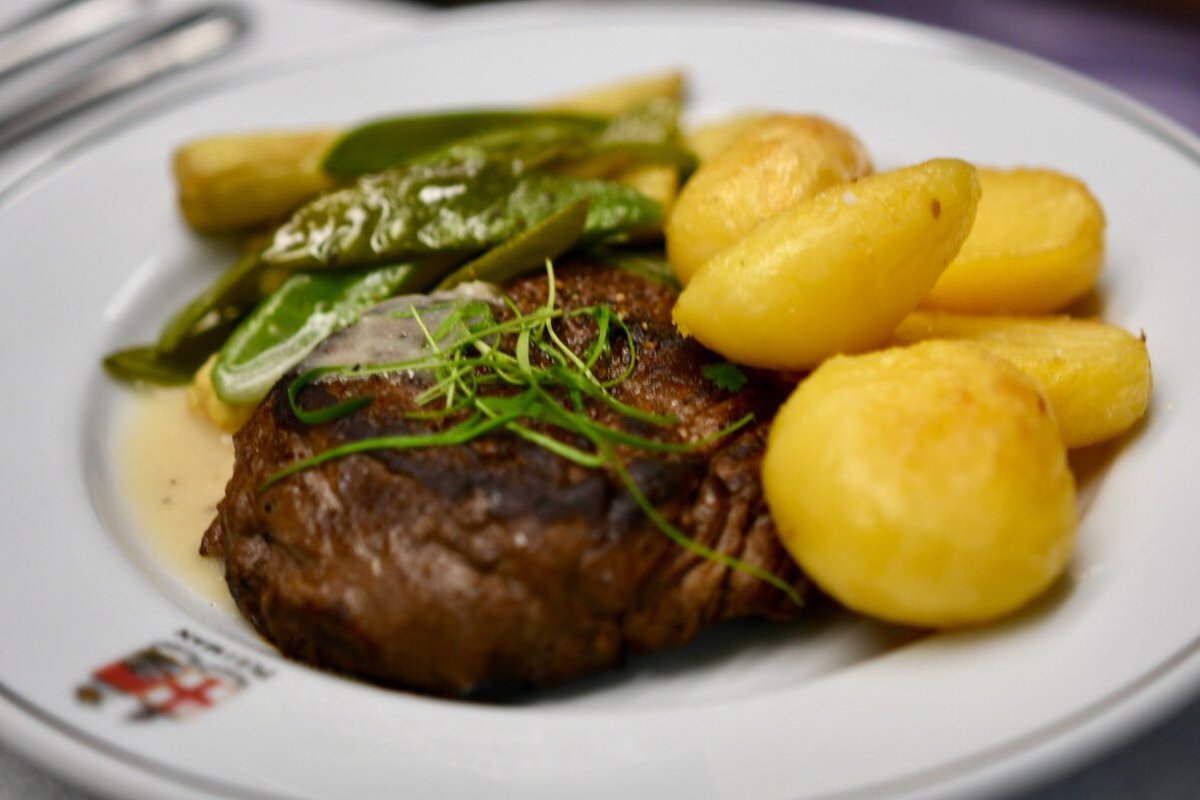 kickboxerlad's tweet image. Our #food has arrived. #Pullman dining #Plymouth to #London @GWRHelp - Roast Devon Duck, Westcountry Beef with vegetables.