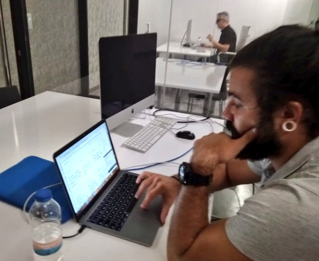 La #VueltaAlCole 📚 ha estado marcada en #MasterMPD por el #diseñoweb de la mano de @blorente_ con grupo videoconferencia 3 viendo tipografía externa y animaciones.