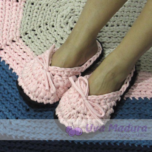 Uva_Madura's tweet photo. Tapete y pantunflas hechas a ganchillo con trapillo de algodón
#Ganchillo #Crochet #HechoaMano #Handmade #ropacreativa  #arteutil  #örgü #knit #Tapete #Rug #Pantuflas #Slippers https://t.co/AhGus6gmMC