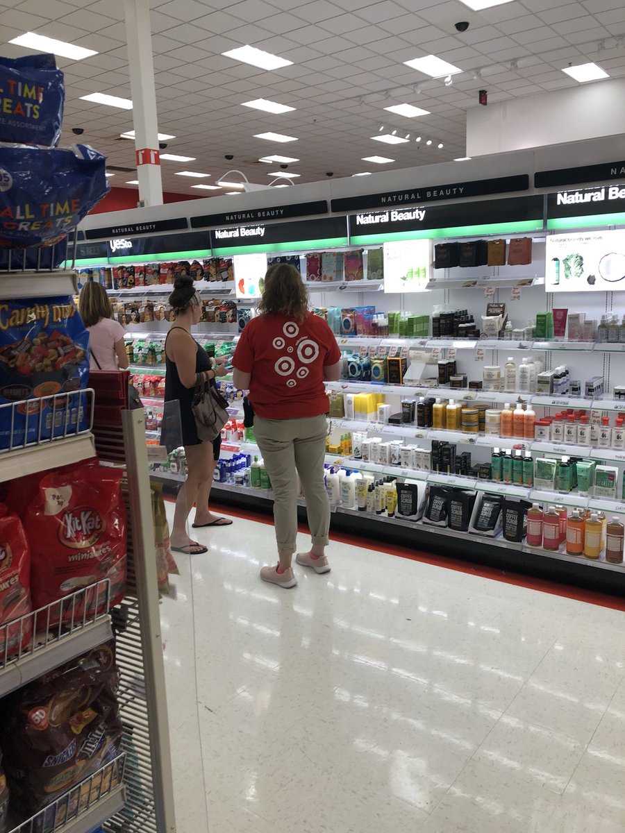 birdcallone's tweet photo. Kayleigh in action!!! #BringJoy to our guests #GoSales @sarahguffy @Bri_Childress https://t.co/rT3Kz8Iz4D
