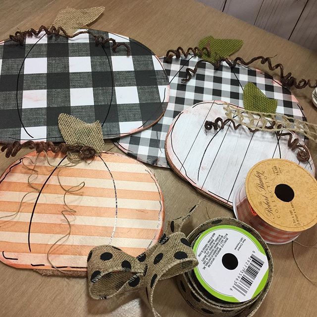 tracywellmann's tweet photo. Working on some #rusticpumpkin decor on this Labor Day! Trying to film a video for my #youtubecraftjunkietoochannel. 🙏 I pray everything goes as planned. 🍂🍃🍁 #countrycharmbytracy #countrycharmtracy #countrycharmtracydiy #youtubetracywellmann #youtub… https://t.co/JCcdIi0AWp https://t.co/bcEkforzqp