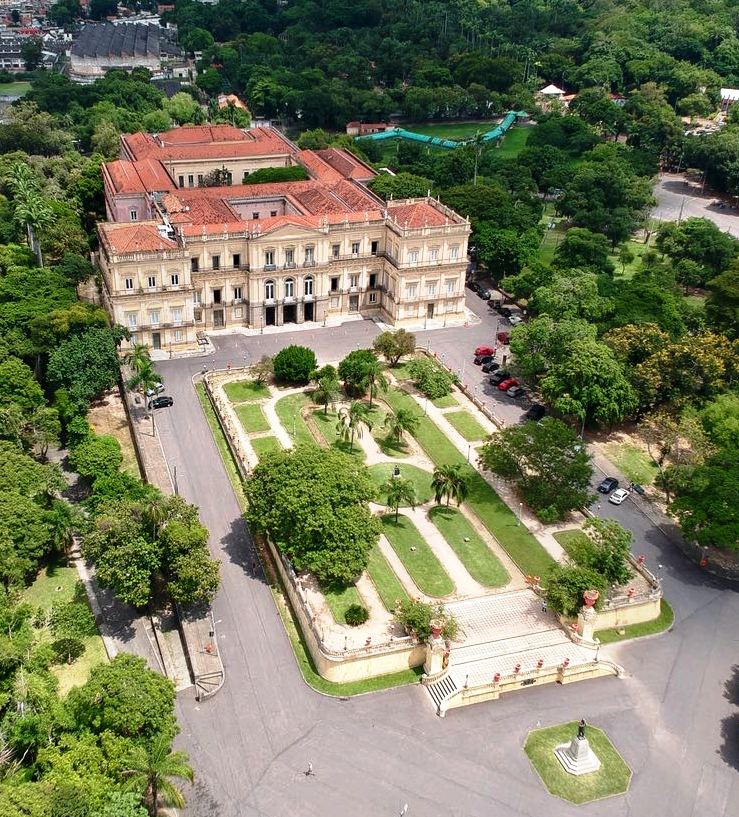 PaulaMusique's tweet photo. #LutoMuseuNacional O incêndio levou consigo parte importantíssima da memória de nosso #Brasil. Que tristeza e vergonha. O prédio de 200 ANOS de #história possuía um acervo de mais de 20 MILHÕES de itens. O acontecimento é retrato do #Brasildehoje. Reflexo do #descasocomacultura. https://t.co/D0eQw75vvi