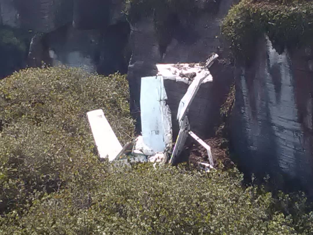 Encuentran siniestrada la avioneta reportada como desaparecida en Canaima: los seis tripulantes fallecieron DmMh-vtXsAAvXJR