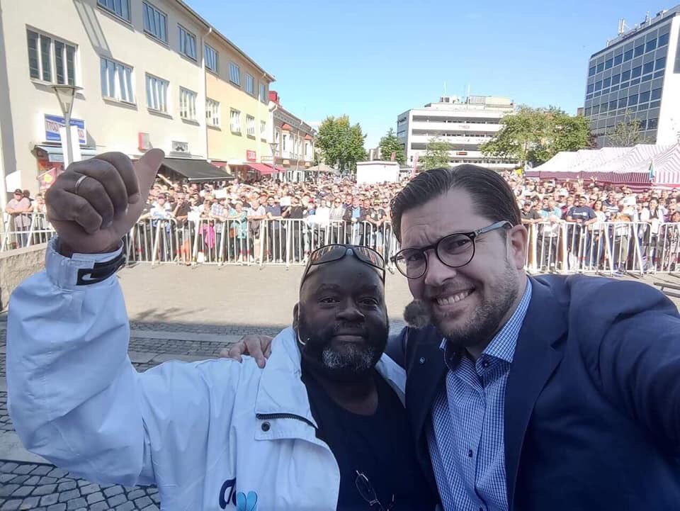 ruffigast's tweet photo. Fejset du gör när du MÅSTE övertyga alla om att du inte är rasist, vad som än krävs. Till vilket pris som helst. https://t.co/WFXamguVph