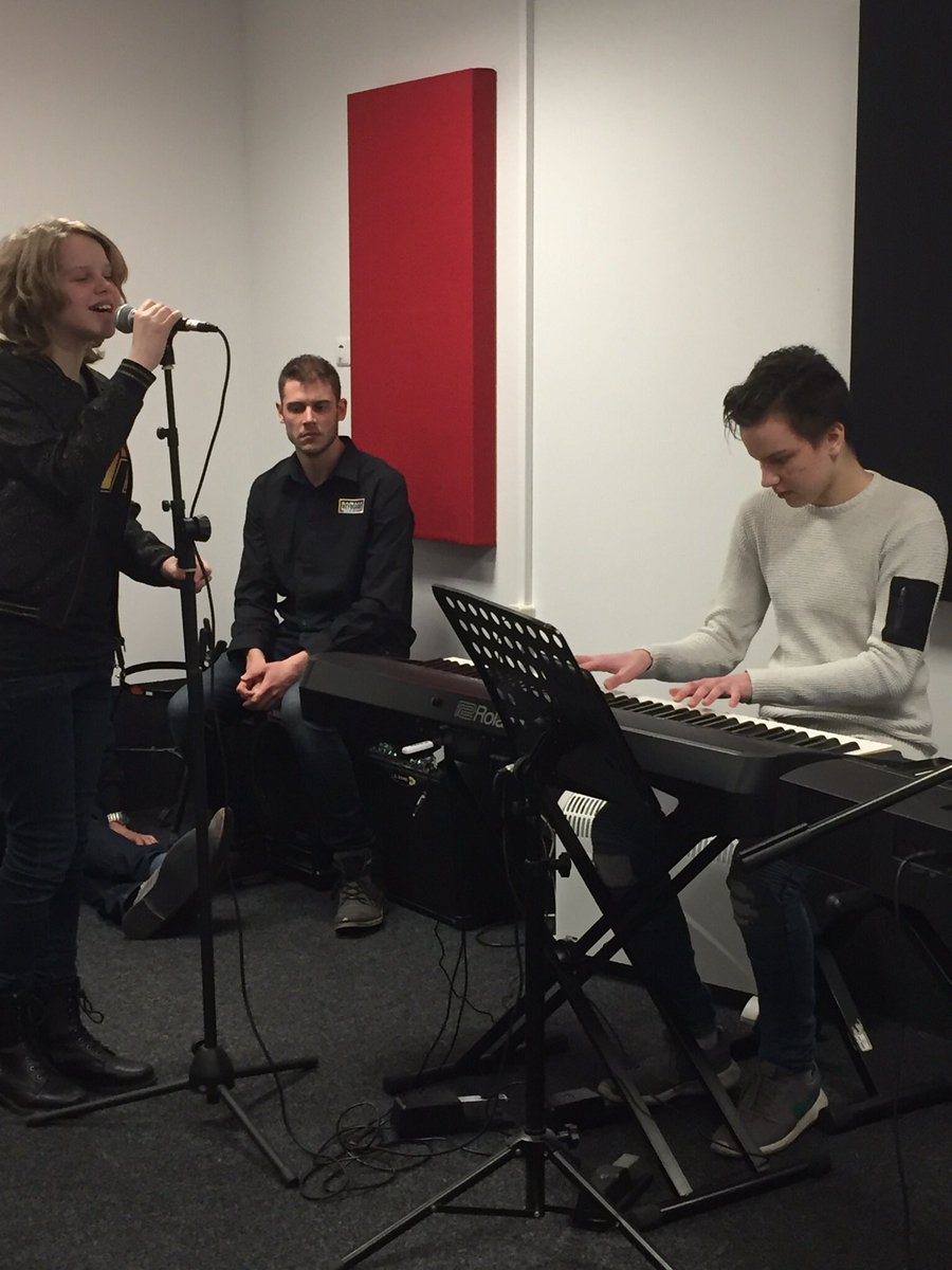 De 1ste muzieklesdag zit erop. #fun #muziekmaken #gitaar #piano #drums #zang