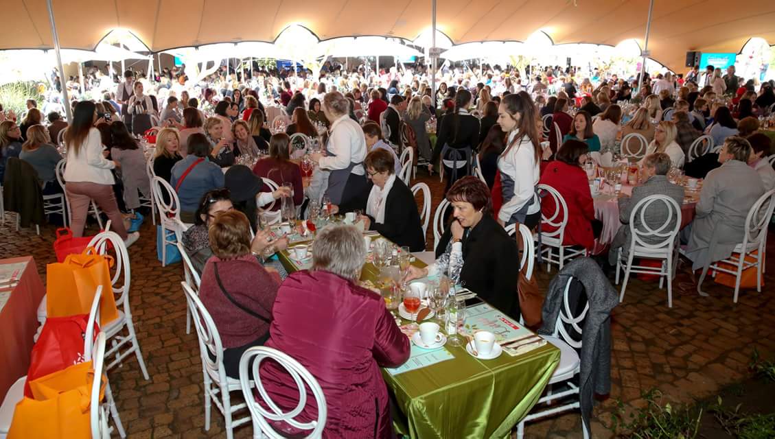 karienb11's tweet photo. @Die_Burger Vroueoggend #BorrelEnBruis #D'Aria met @karienb11 @minki_vdwest @SusanCoetser @kaleidoskoop2 @Gracebag1 @roep_tv @Tygerberg104fm @Spar #VroueHarte #Kosbaar https://t.co/kt5tUkcoUn