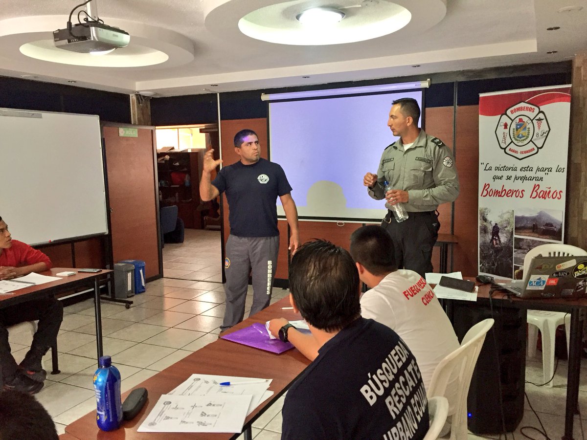 Los participantes del curso de #Rescate_En_Aguas_Rapidas adquieren habilidades de comunicación en el ambiente de aguas rápidas.
#CapacitaciónCBB