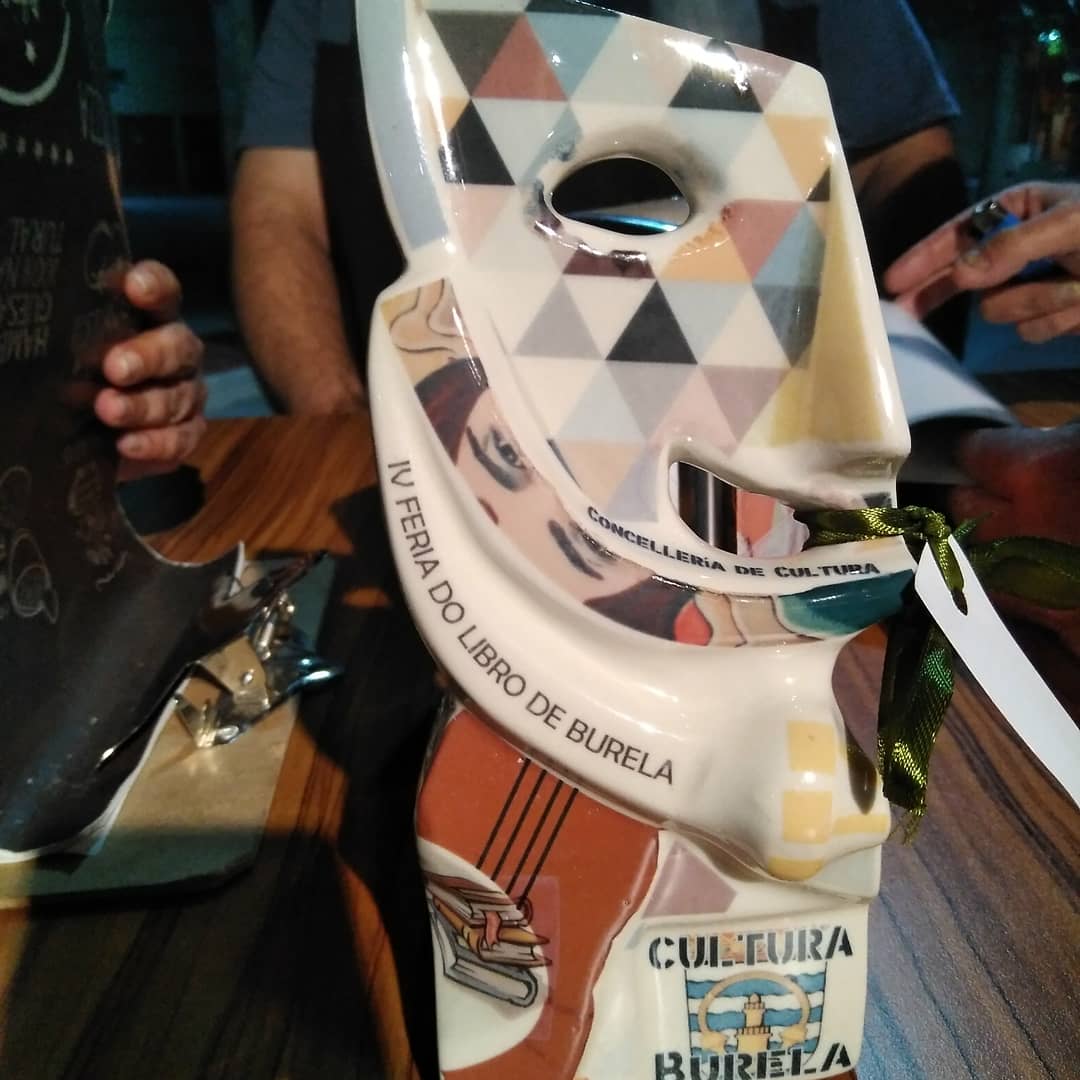 SueviaFigueiroa's tweet photo. Fermosa pieza cerámica que nos agasaiou o #ConcellodeBurela aos Autores e Autoras que participamos na #FeiradolibrodeBurela, frita polos rapaces e rapazas de @eusonfundacion, mil grazas!! Un traballo fermosísimo! https://t.co/JqcN8PdZCG