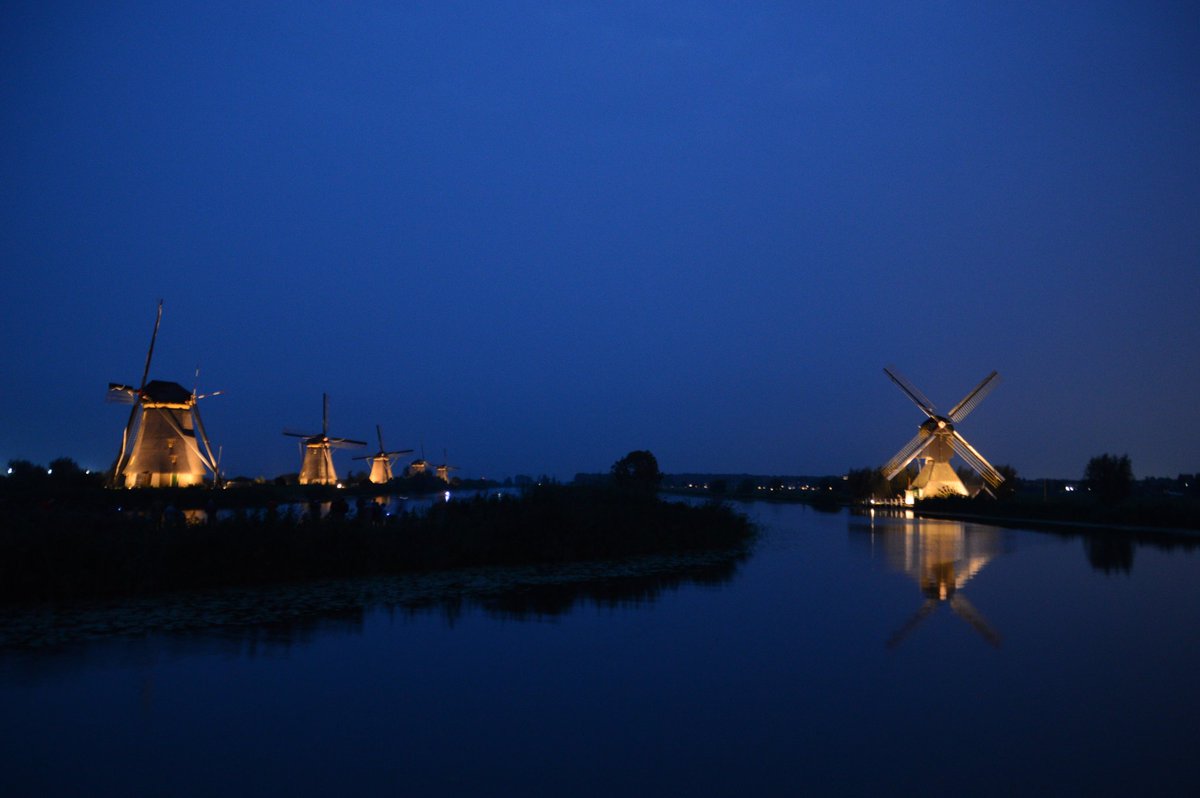 johan_klos's tweet photo. Nog een paar foto's vanavond de #molens van #kinderdijk in de #spotlights de hele week nog @ADdeDordtenaar @telegraaf @nosop3 @trouw @NUnl @KlaroenNL @Alblassernieuws @RTV_Rijnmond @WNLVandaag @EdAldus https://t.co/Vg6W2r973t
