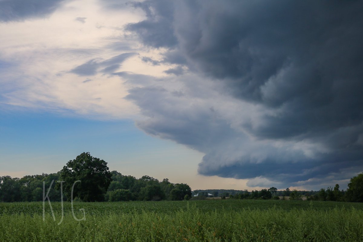 kevjgilly's tweet photo. Just a very impressive day of storms in Southern Ontario today. #onstorm https://t.co/KPSvAkUy38